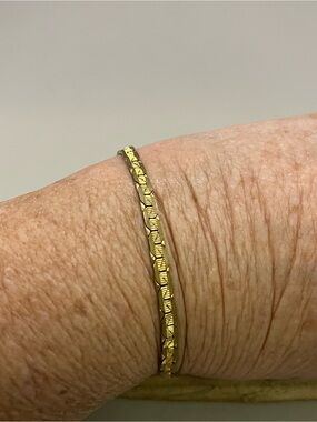 Gold Tone Flat Serpentine Chain Bracelet Textured Herringbone 7.5" Lobster Clasp